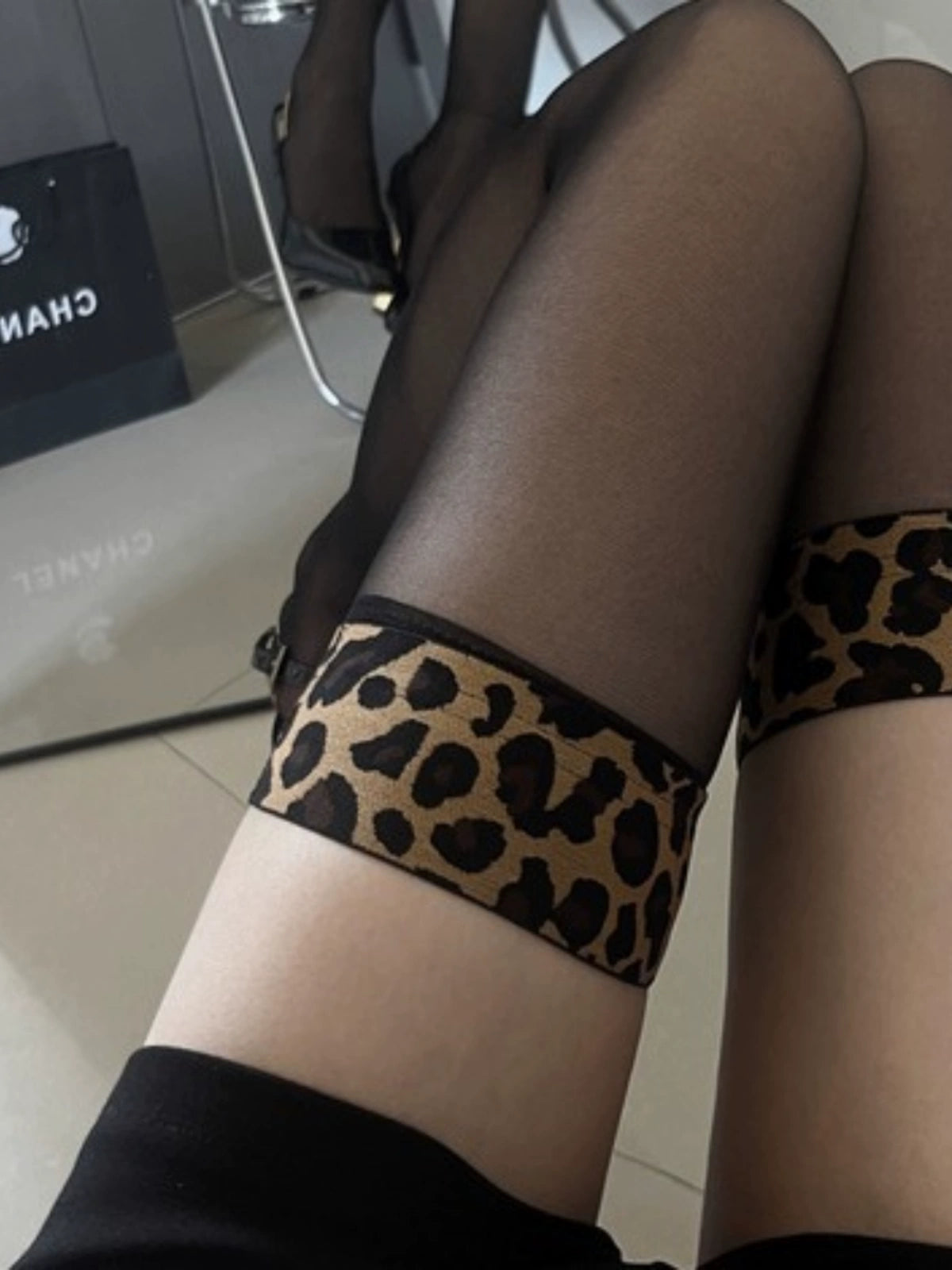 ひざ上丈の女性用サマーブラック極薄ストッキング、ノンスリップ、ヒョウ柄、パッチワーク、セクシーなブラックシルク、背が高く通気性のあるホットティー NOCTONE